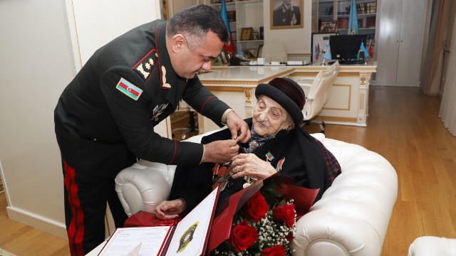 Dövlət Xidməti 102 yaşlı veteranı təltif etdi -FOTOLAR
